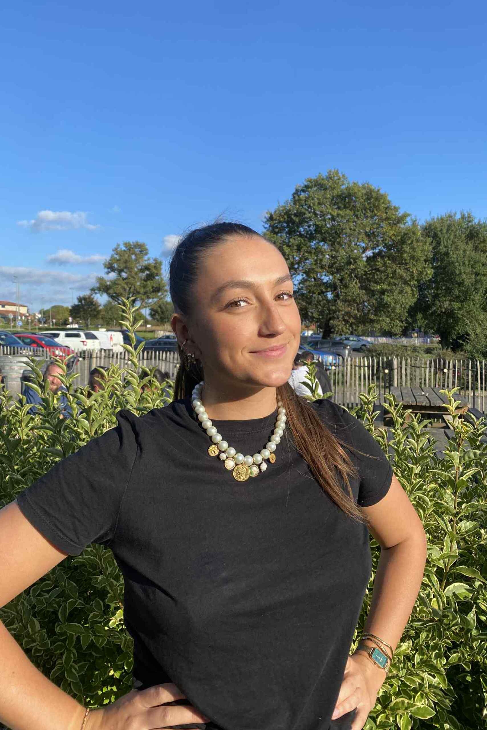 Petite (grande) diablesse derrière son visage d'ange, la pétillante Marce' gère la com' aussi bien qu'elle sert vos verres (et qu'elle boit les siens) : avec sourire et efficacité !