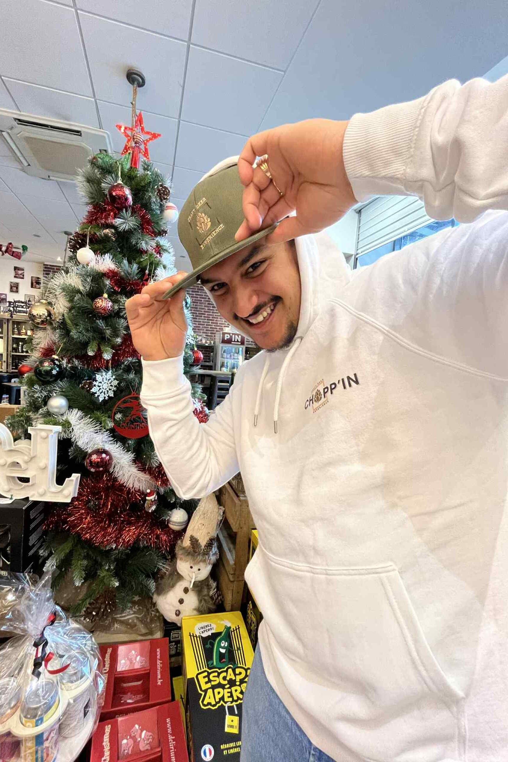 « L’électron libre » de l’équipe, il est le dynamisme et la joie de vivre incarnés ! Max’ aime quand ça part en live, il sait le faire savoir et ne manque pas d’idées pour vous ambiancer !